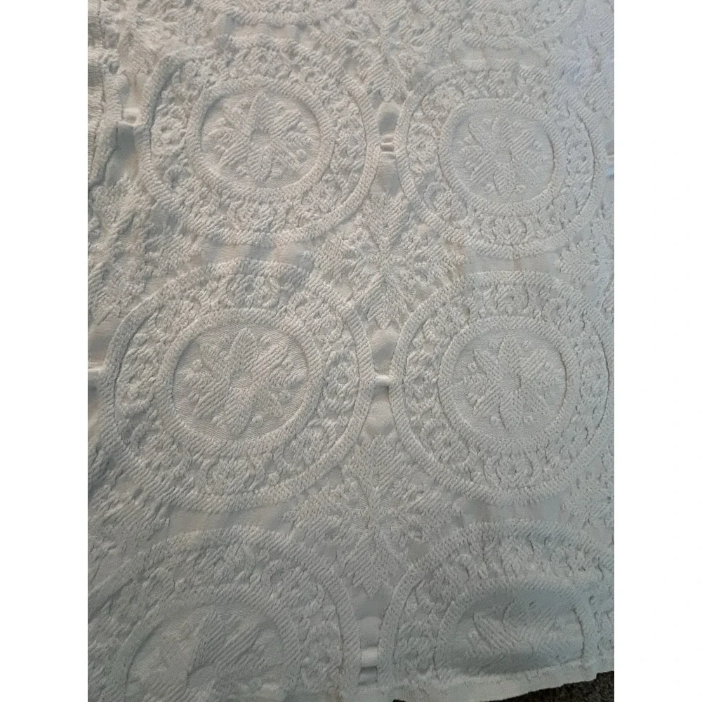 Vintage Cannon Matelasse Bedspread White Medallions Floral Fringe Twin